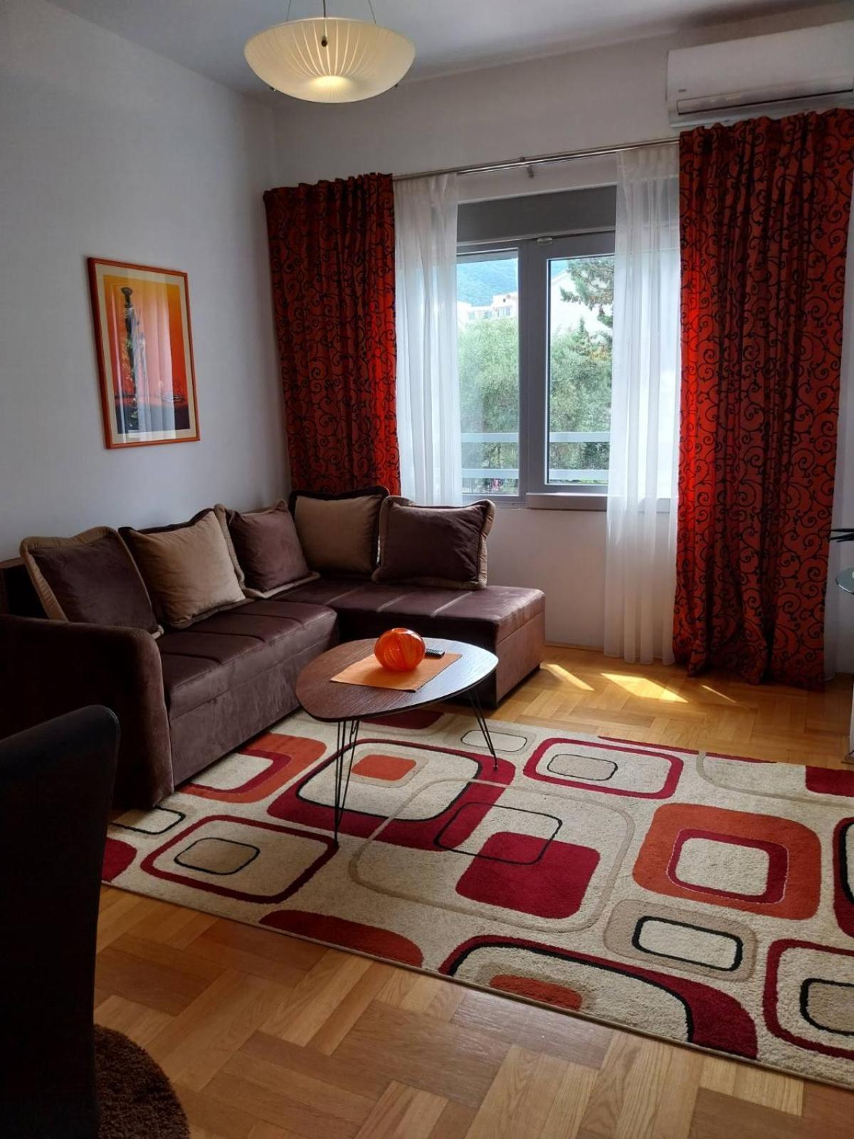 Apartment Apartman D&p With Garage