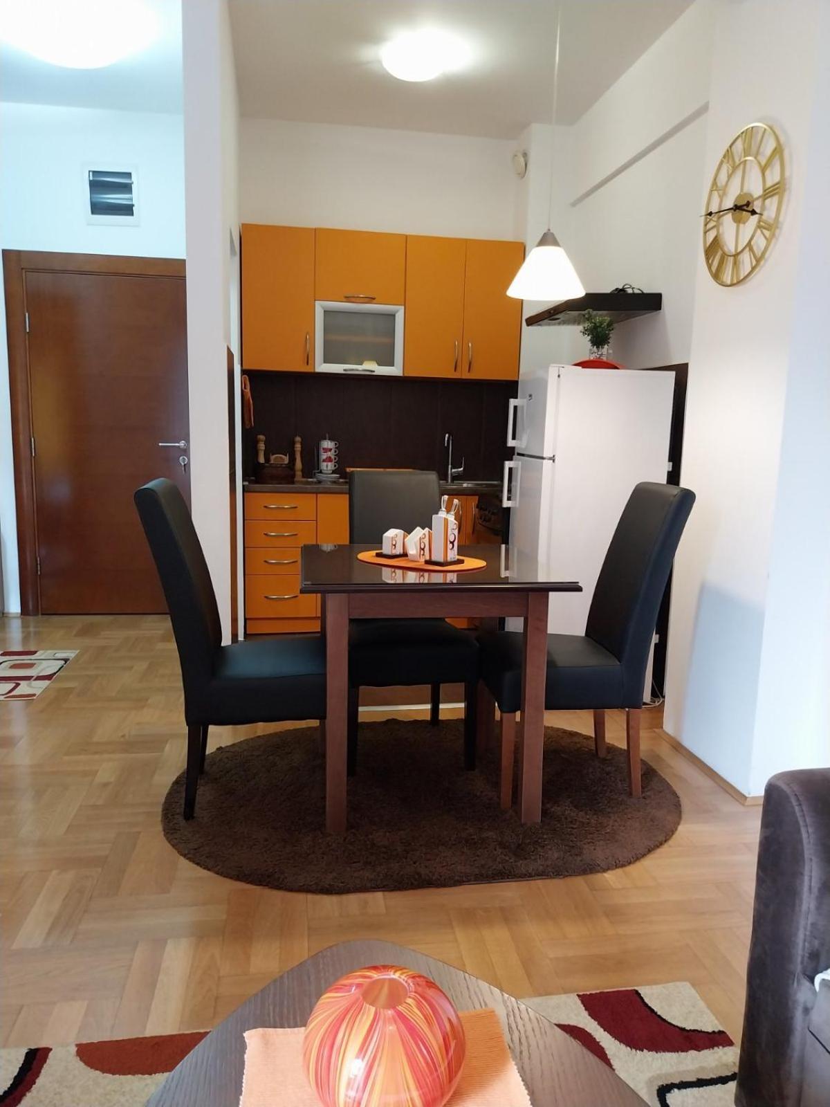 Apartman D&p With Garage Apartment